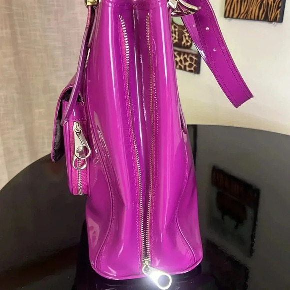 Ted Baker bag in beautiful purple. floral lining with snap closure - Picture 5 of 12